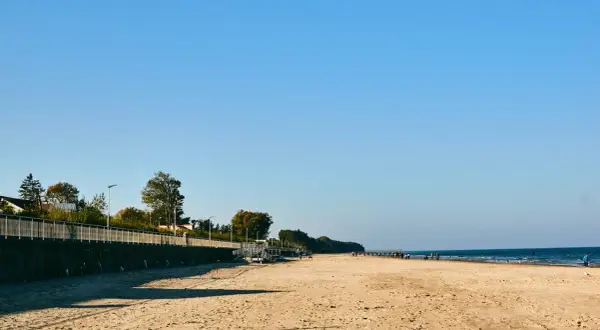 Piękna plaża w Sarbinowie, idealne miejsce na spacer i podziwianie widoków. Atrakcje dla każdego!