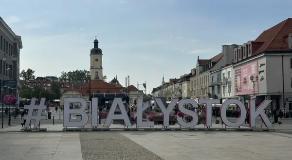#Białystok na Rynku Kościuszki, sercu białostockiego starego miasta. W tle kamienice i wieża ratuszowa.