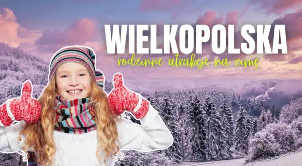 Uśmiechnięta dziewczynka w zimowym stroju pokazuje kciuki w górę na tle ośnieżonych drzew. Wielkopolska oferuje wspaniałe atrakcje dla dzieci na zimę!