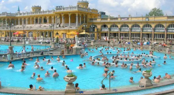 Tłum ludzi relaksuje się w basenie termalnym w Budapeszcie. Węgry atrakcje to nie tylko zabytki, ale i takie miejsca.