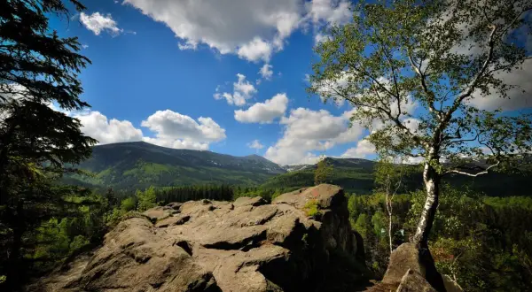 Widok na góry z platformy skalnej, idealne miejsce na spacer i odkrywanie, co w Karpaczu zwiedzać.