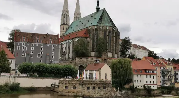 Majestatyczna katedra i zabytkowe kamienice nad rzeką to główne atrakcje Görlitz.