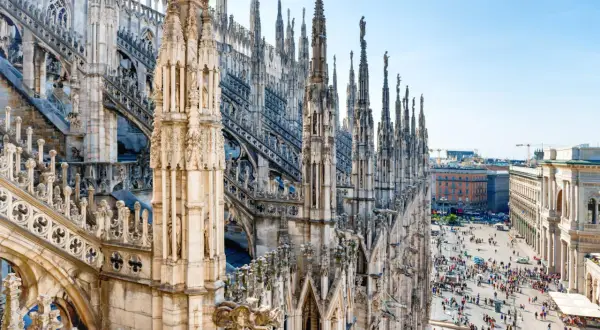 Majestatyczne detale dachu Katedry Duomo w Mediolanie, z widokiem na tętniący życiem plac. Niezapomniane mediolan atrakcje.