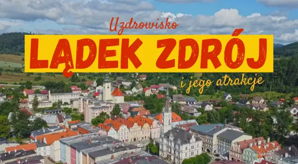 Uzdrowisko Lądek-Zdrój i jego atrakcje. Widok z lotu ptaka na urokliwe miasteczko z kolorowymi kamienicami i zielonymi wzgórzami w tle.