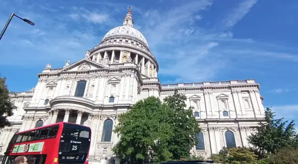 Majestatyczna katedra św. Pawła w Londynie, czerwony piętrowy autobus i błękitne niebo. Idealny widok na udany weekend w Londynie.