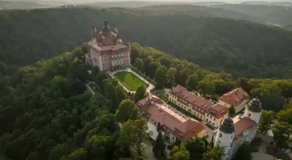 Zamek Książ, jedna z największych atrakcji w okolicach Wrocławia, otoczony bujną zielenią.