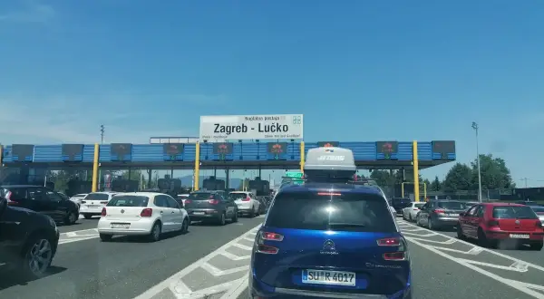 Korki na autostradzie do Zagrzebia. Kierowcy czekają na opłacenie winiety do Chorwacji.