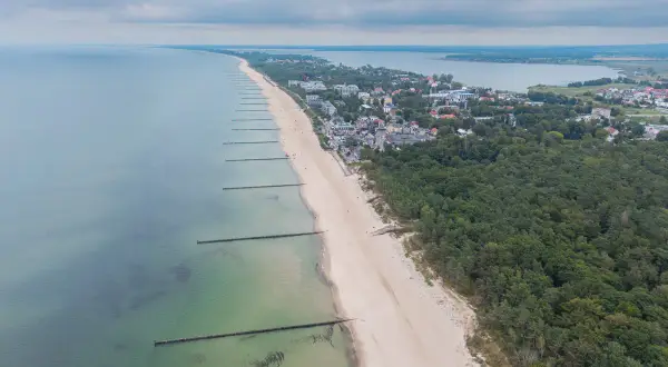 Mielno atrakcje: szeroka plaża, morze, las i miasteczko. Widok z lotu ptaka na wybrzeże Bałtyku.