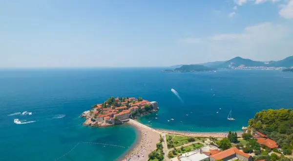 Sveti Stefan, Czarnogóra: malownicze czarnogórskie plaże i urokliwa wyspa z czerwonymi dachami, otoczona turkusowym morzem.