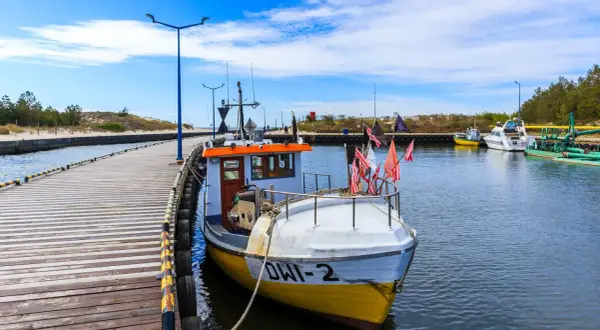 Port w Dźwirzynie z kutrem rybackim i innymi łodziami. Wspaniałe dźwirzyno atrakcje dla miłośników morza i żeglarstwa.
