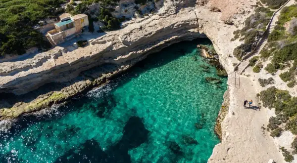 Malta: turkusowa woda, skaliste wybrzeże i ukryte zatoczki. Choć nie widać tu typowych maltańskich plaż piaszczystych, widok zapiera dech.