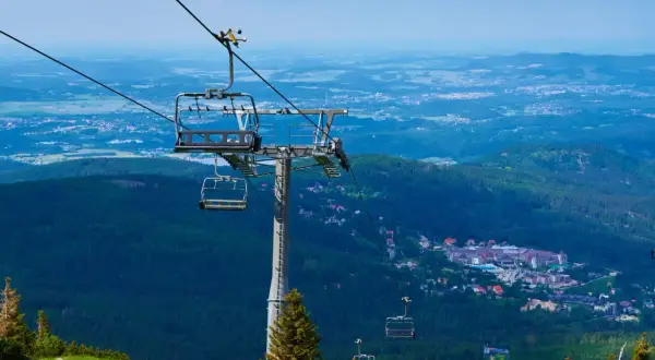 Kolejka linowa nad lasem, z widokiem na miasteczko. Czy to Karpacz, czy Szklarska Poręba? Trudno odróżnić z tej perspektywy.
