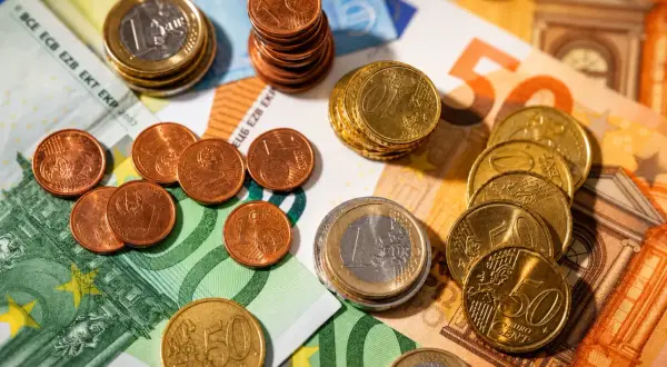 Euro monety i banknoty, w tym 1 euro i 50 centów. Choć Czarnogóra używa euro, nie jest członkiem strefy euro.