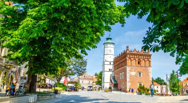 Sandomierz: Rynek z Ratuszem i Wieżą Szlachecką, idealne miejsce na odkrywanie nietypowych atrakcji i urokliwych zakątków.
