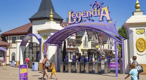 Wejście do Legendia Wesołe Miasteczko. Rodziny wchodzą przez bramki, gotowe na dzień pełen zabawy.