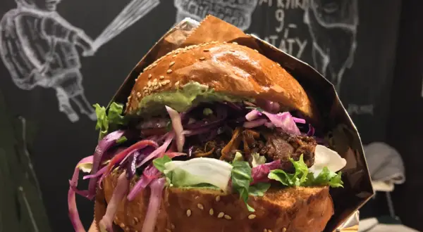 Pyszny burger z szarpaną wieprzowiną i czerwoną kapustą. Idealne miejsce, gdzie zjeść w Gdańsku, by spróbować czegoś wyjątkowego.