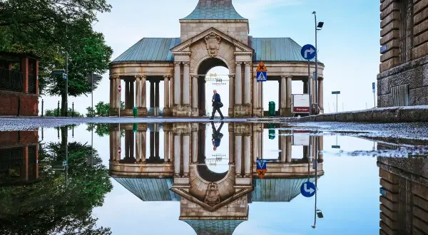 Odbicie zabytkowej budowli w kałuży po deszczu. Idealne miejsce, by zastanowić się, co robić w Szczecinie.