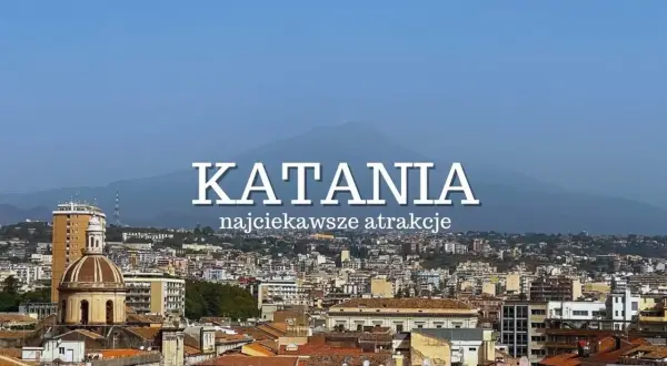 Widok na Katanię z kopułą kościoła i Etną w tle. Poznaj najciekawsze atrakcje tego sycylijskiego miasta.