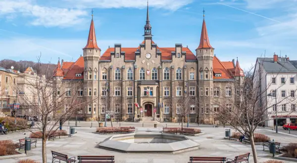 Ratusz w Wałbrzychu, jedna z głównych atrakcji miasta, z fontanną i ławkami na placu.