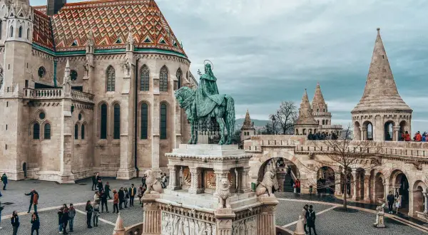 Wzgórze zamkowe w Budapeszcie z kościołem i pomnikiem konnym.
