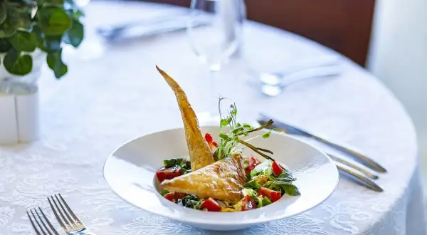 Eleganckie danie z ciasta francuskiego i warzyw na talerzu. Szukasz miejsca, gdzie zjeść w Świnoujściu?