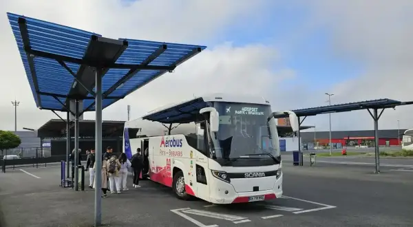Autobus Aerobus na lotnisku Beauvais, gotowy do transportu pasażerów do Paryża.