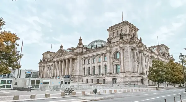 Reichstag w Berlinie, imponujący budynek z kopułą, to jedno z miejsc, które warto zobaczyć, planując berlin co zwiedzać.