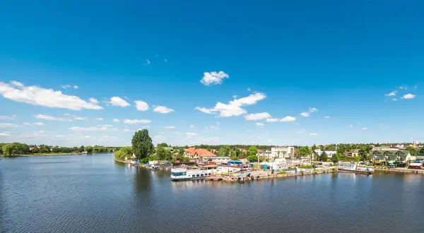 Port w Augustowie z widokiem na jezioro i miasto. Wspaniałe augustowskie atrakcje czekają na odkrycie!