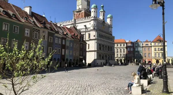 Kolorowe kamienice i Ratusz na Starym Rynku w Poznaniu. Idealne miejsce na zwiedzanie Poznania w jeden dzień.