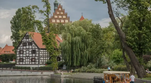 Bydgoszcz oferuje nietypowe atrakcje: zabytkowa kamieniczka, wierzby nad Brdą i łódź spacerowa.