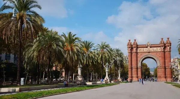 Łuk Triumfalny w Barcelonie, otoczony palmami, to obowiązkowy punkt na mapie "barcelona co warto zobaczyć".