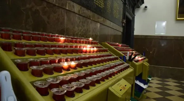 Płonące znicze w kaplicy na Jasnej Górze, jedne z wielu atrakcji Częstochowy.