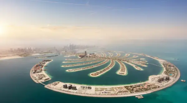 Palm Jumeirah, ikona Dubaju, to jedno z miejsc, które trzeba zobaczyć. Sztuczna wyspa w kształcie palmy oferuje luksusowe hotele i wille.
