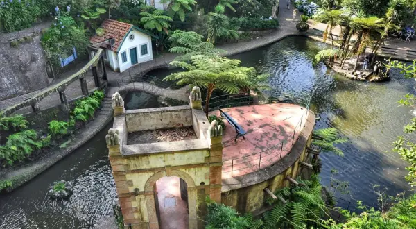 Urokliwy ogród z mostkami, domkiem i stawem. Wspaniałe **Funchal atrakcje** dla każdego.