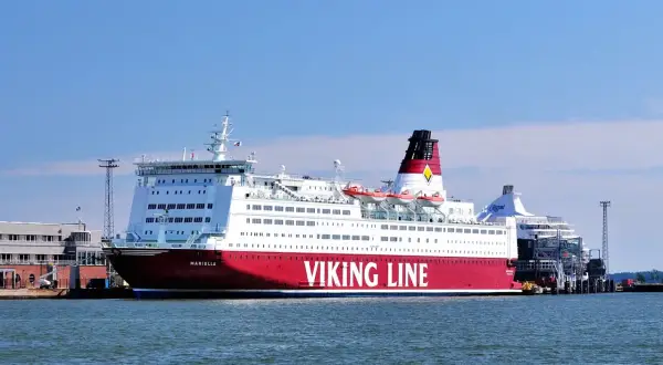 Prom Mariella Viking Line, gotowy do rejsu z Tallinna do Helsinek.