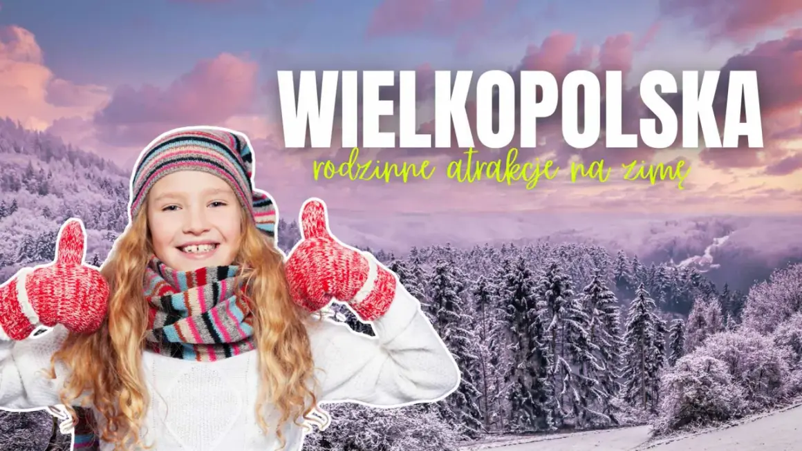 Uśmiechnięta dziewczynka w zimowym stroju pokazuje kciuki w górę na tle ośnieżonych drzew. Wielkopolska oferuje wspaniałe atrakcje dla dzieci na zimę!