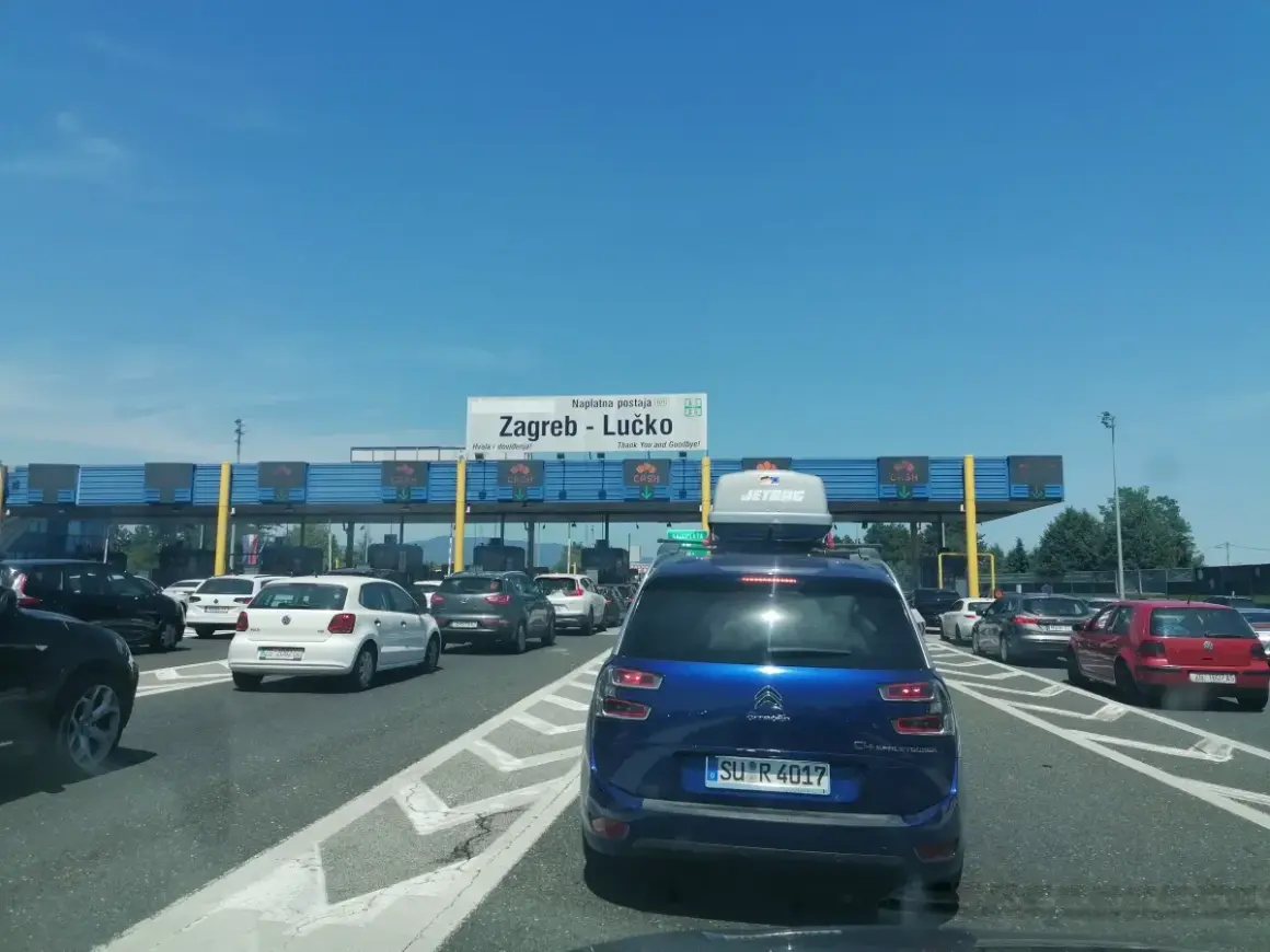 Korki na autostradzie do Zagrzebia. Kierowcy czekają na opłacenie winiety do Chorwacji.