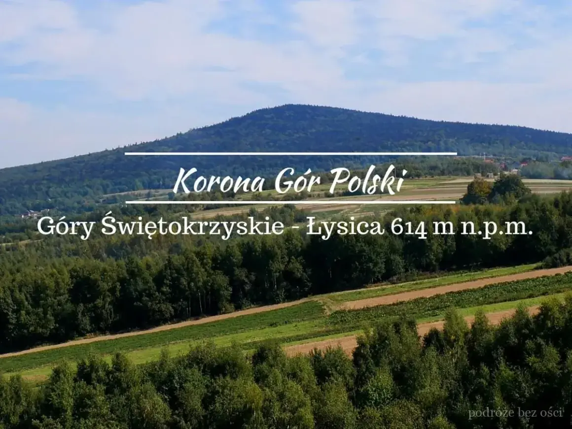 Łysica, najwyższy szczyt Gór Świętokrzyskich, wznosi się nad zielonymi wzgórzami.