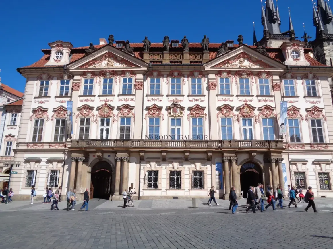 Praga co zobaczyć w jeden dzień: Narodowa Galeria Sztuki w pięknym budynku.