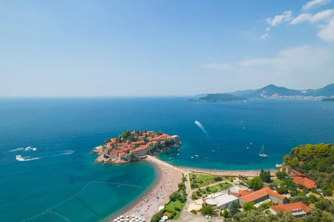 Sveti Stefan, Czarnogóra: malownicze czarnogórskie plaże i urokliwa wyspa z czerwonymi dachami, otoczona turkusowym morzem.