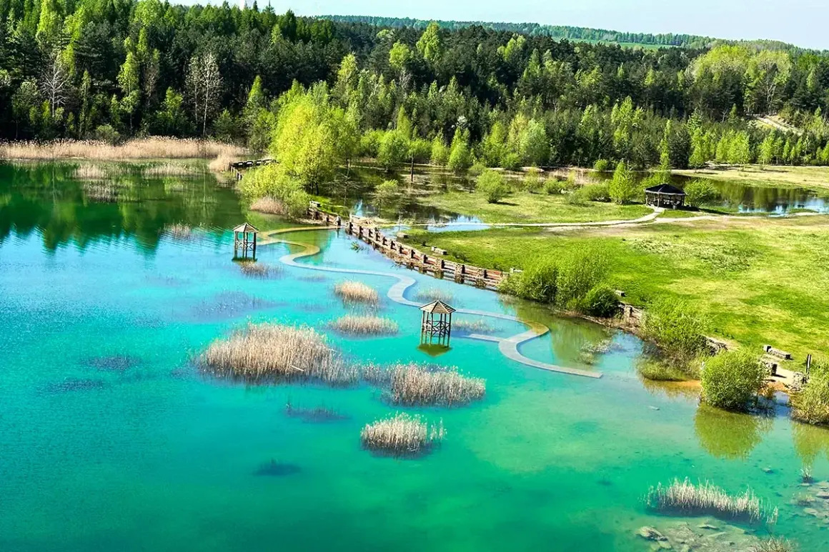 Turkusowa woda, drewniane altanki i faliste ścieżki tworzą rajskie śląskie Malediwy. Otoczone zielenią jezioro zachwyca spokojem.