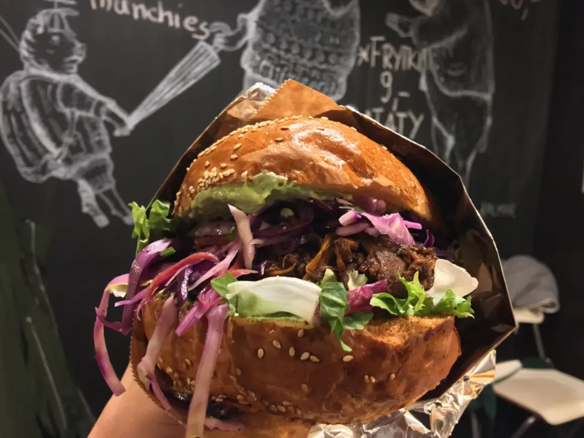 Pyszny burger z szarpaną wieprzowiną i czerwoną kapustą. Idealne miejsce, gdzie zjeść w Gdańsku, by spróbować czegoś wyjątkowego.