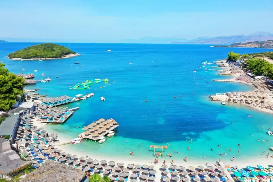 Rajskie albania plaże z turkusową wodą, leżakami i pływającymi atrakcjami. Idealne miejsce na wakacje.