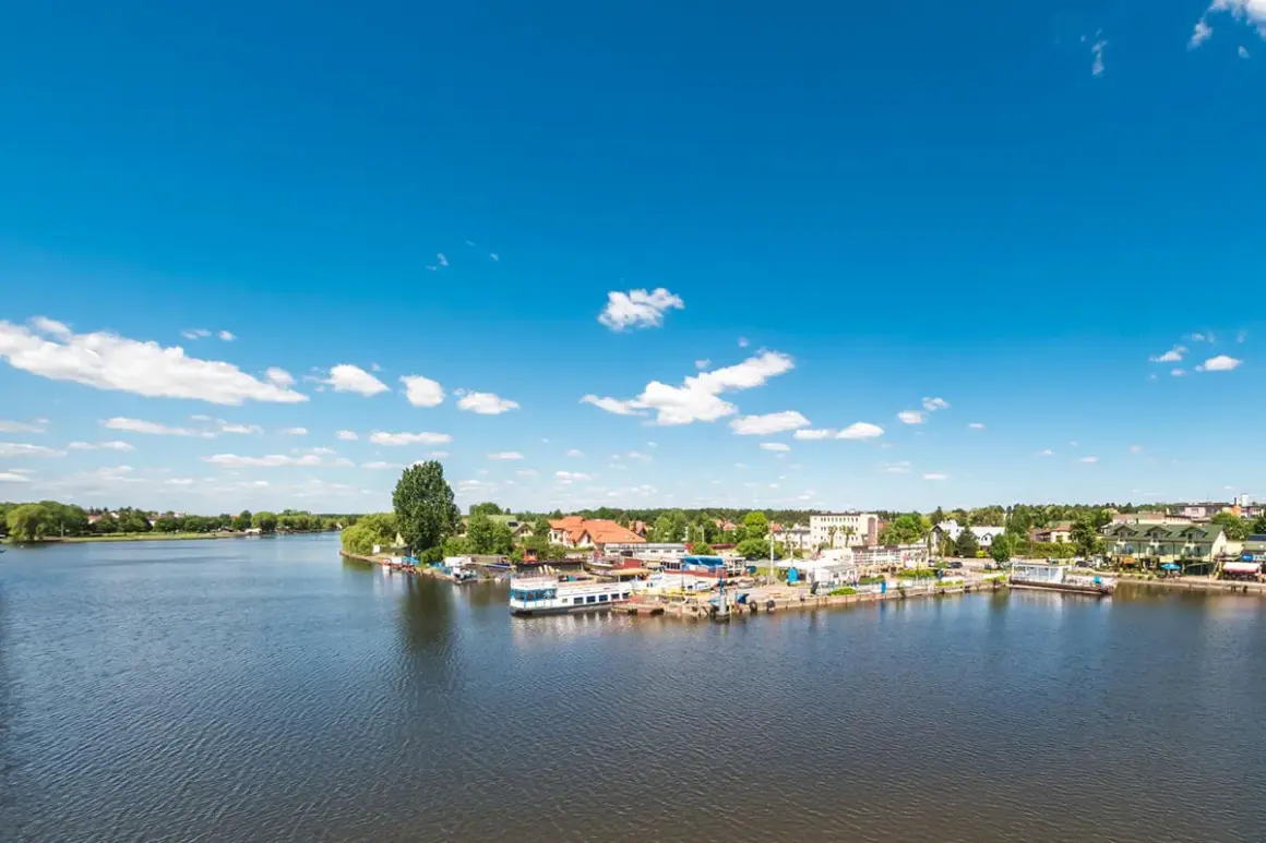 Port w Augustowie z widokiem na jezioro i miasto. Wspaniałe augustowskie atrakcje czekają na odkrycie!