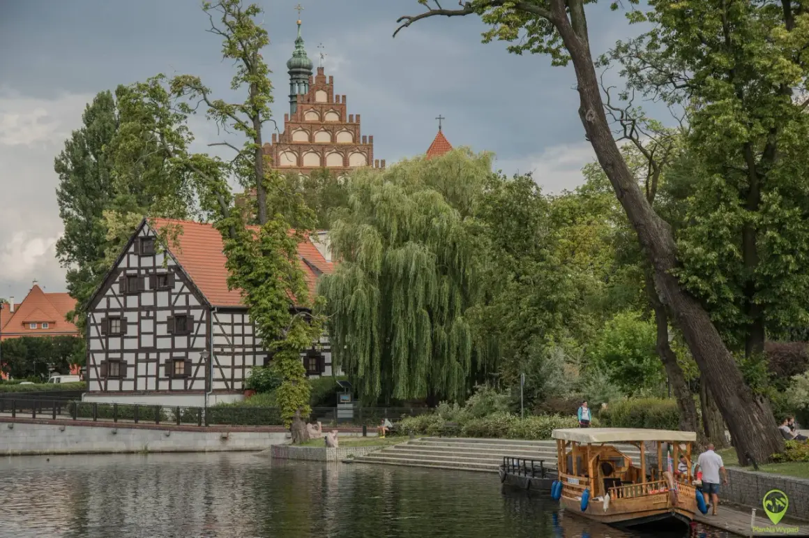Bydgoszcz oferuje nietypowe atrakcje: zabytkowa kamieniczka, wierzby nad Brdą i łódź spacerowa.