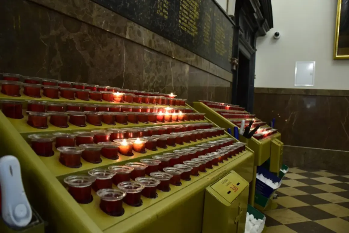 Płonące znicze w kaplicy na Jasnej Górze, jedne z wielu atrakcji Częstochowy.