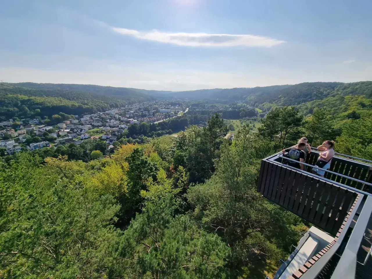 Widok z platformy na g&oacute;rze Markowca w Rumi. W dole rozciąga się miasto otoczone zielonymi wzg&oacute;rzami.