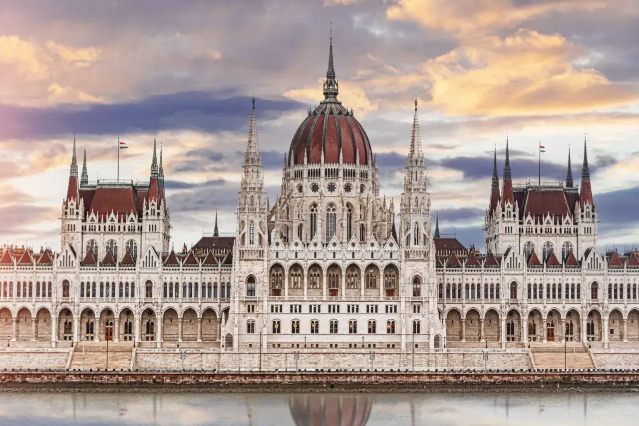 Majestatyczny Parlament w Budapeszcie, idealne miejsce, by poczuć ducha Węgier.