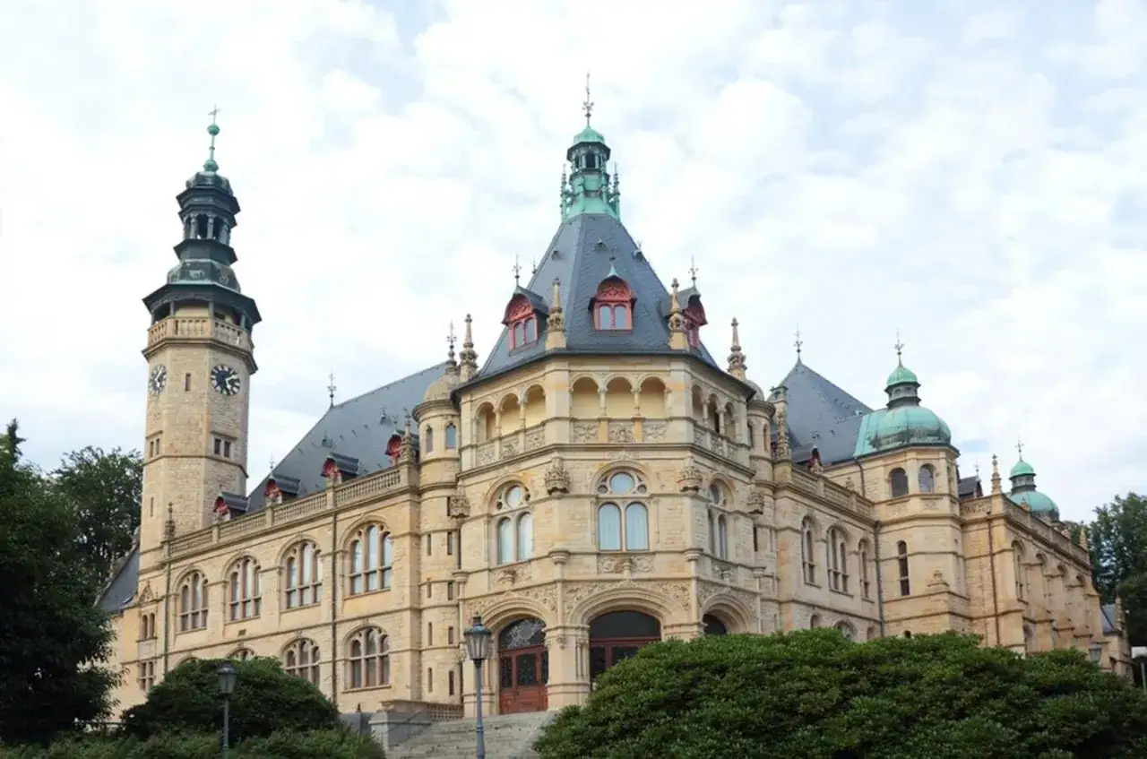 Imponujący budynek z wieżą zegarową, jeden z wielu zabytków i atrakcji Liberec.