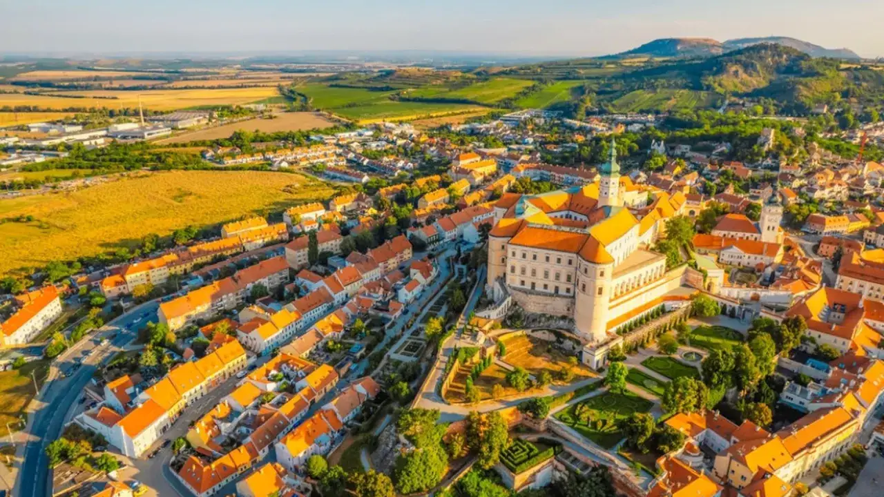 Widok z lotu ptaka na Mikulov, miasto w Czechach, co warto zobaczyć. Zamek g&oacute;ruje nad urokliwym miasteczkiem.